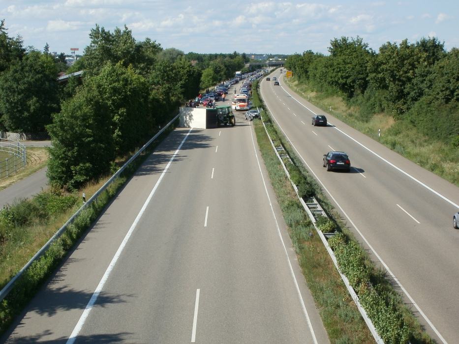 autobahn-837643_1920